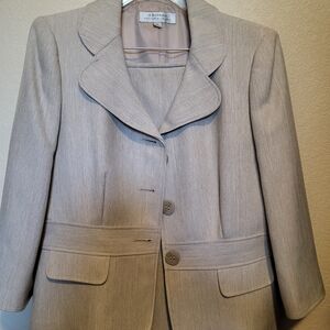 Tahari Women's Beige Herringbone Blazer/skirt Suit- 2 Pieces